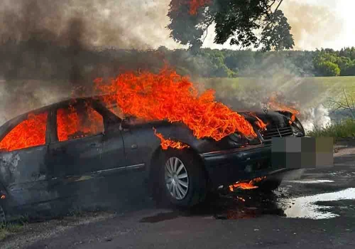 Mercedes płonął w rowie, a bosy mężczyzna próbował go gasić. Po chwili uciekł