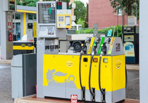 Kosztowna pomyłka na stacji paliw we Włoszech. Kierowcy chęnie ją wykorzystali