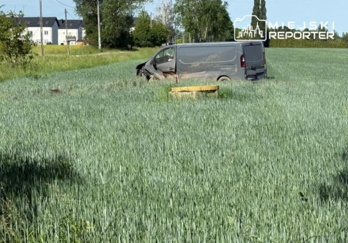 Zderzenie Volkswagena z Renault. Auto wypadło w pole. Jedna osoba trafiła do szpitala