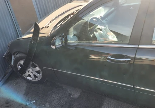 Kupił Mercedesa i godzinę później wjechał w garaże