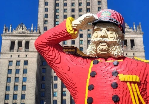 Gigantyczna instalacja przed Pałacem Kultury i Nauki. Lego przejmuje centrum Warszawy