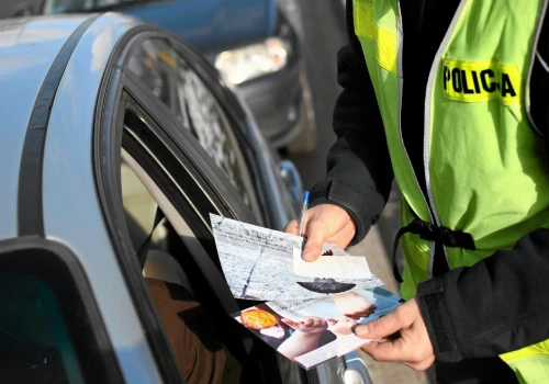 Pan Andrzej donosił regularnie na kierowców, aż policja zrobiła mu psikusa. Teraz grozi mu areszt