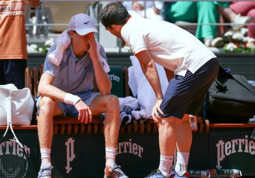 Dramat Jannika Sinnera! Włoch pożegnał się z Roland Garros