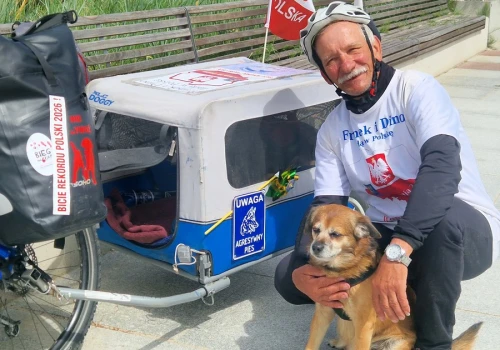 Okrąża Polskę z psem w przyczepce. Emeryt z Legnicy ma w tym swój ważny cel