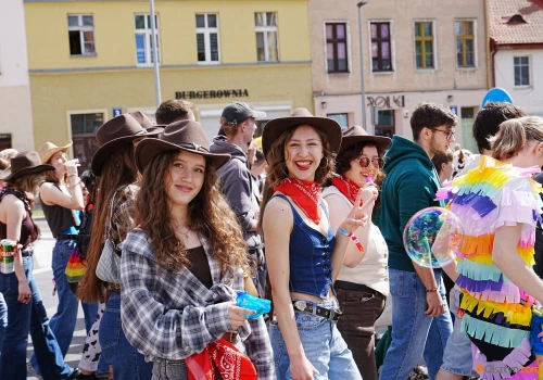 Barwny korowód studentów przeszedł przez Olsztyn. Za nami parada wydziałów. Przyszedł czas na koncerty