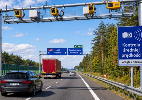 Uwaga kierowcy! Na autostradzie A1 pod Częstochową trwa montaż odcinkowego pomiaru prędkości