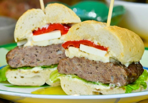 Znudziły ci się kotlety mielone? Spróbuj siekanego burgera po polsku!