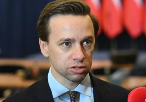Bosak krytykuje projekt MKiDN: „Pogięte blachy nazywają rzeźbą”