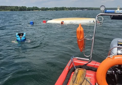 Na zbiorniku Dziećkowice wywrócił się jacht. Ratownicy WOPR wyciągnęli z wody sześć osób