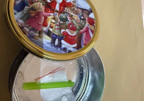 Trzymał narkotyki w pudełku z Mikołajem