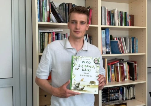 Literacki debiut Dawida Popończyka. Dziś premiera książki „W co się bawią dziki i inne zwierzęta”