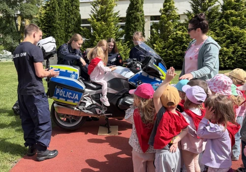 Policjanci i uczniowie uczyli przedszkolaków zasad ruchu drogowego