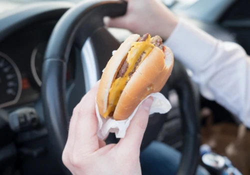 Kierowcy jedzą nie to, co trzeba. Dietetyk radzi, co ulepszy każdą podróż