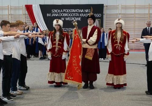 Nowy sztandar dla SP nr 1 w Węgrowie. Jedyna szkoła w Polsce, która ma takiego patrona!