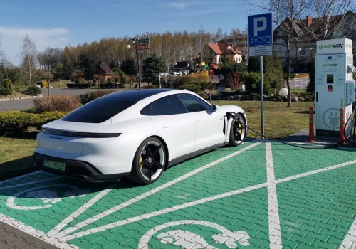 Porsche wstrzymuje produkcję Taycana. Powodem niski popyt