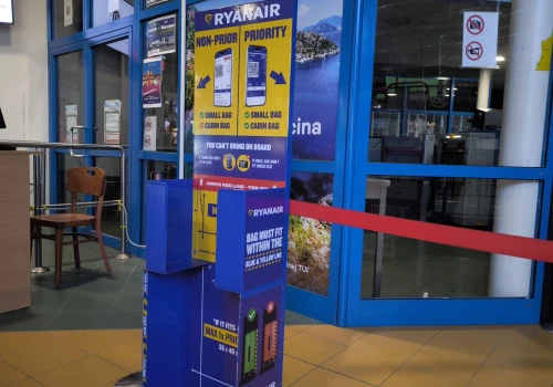 Ryanair znów nie ma litości i drobiazgowo sprawdza bagaże podręczne. Sypią się kary