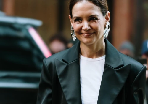 Kiedyś kicz, dziś znów gorący trend. Katie Holmes udowodniła, że baskinka zaliczyła wielki powrót na modowe salony