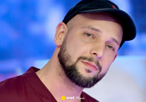 Maciej Pela wystawiony na spotkaniu. 