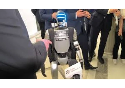 Edward Warchocki wykorzystywany do szpiegowania? Chiński robot wpuszczony do polskiego parlamentu robota z potencjalnie wgranym wrogiem oprogramowaniem