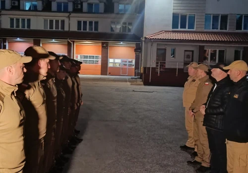 400 strażaków walczy z ogniem pod Warszawą. Wysłano wsparcie z Olsztyna