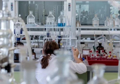 Jak wybrać pompę próżniową do zastosowań technicznych i laboratoryjnych?