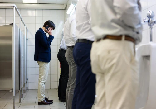 Kiblorozmowny. Facet, który gadał przez telefon oddając mocz na stacji MOL