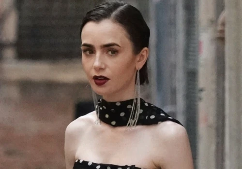 Lily Collins podbija Mykonos w modnej sukience. Print jest hitem lata