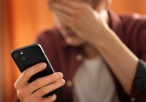 Nadpis SMS „mObywatel” w końcu zastrzeżony. Dlaczego dopiero po kampanii oszustów?