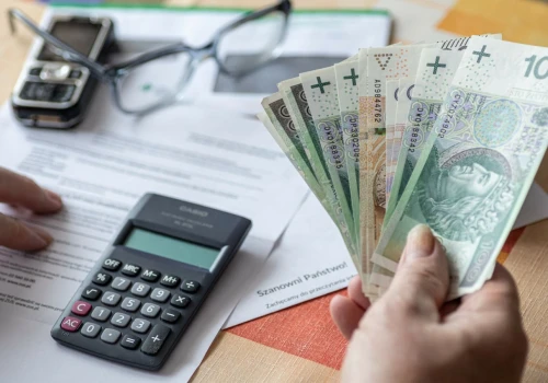 1403 zł co miesiąc dla emerytów. Należy złożyć wniosek, ZUS ma 30 dni na rozpatrzenie