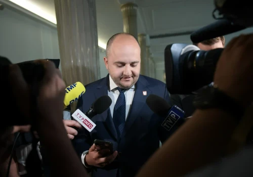 Pijany aktor uderzył dwóch posłów PiS w sejmowej restauracji? Prokuratura wydała wyrok