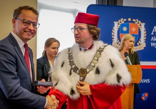 Rektor, co chciał golić głowy, odwołany. To były współpracownik Romanowskiego