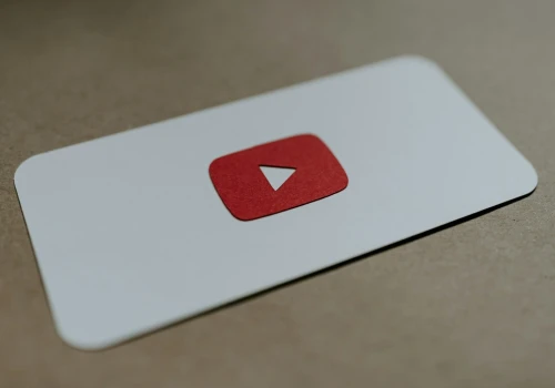 YouTube wprowadza nowe oznaczenia filmów tworzonych przez AI