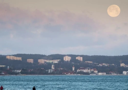Pełnia Księżyca 2026 nad Morzem Bałtyckim. Gdzie wybrać się na obserwację?