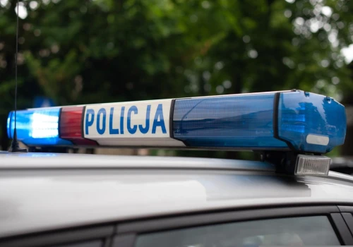 Wszedł na dach auta i zatańczył. Spowodował wypadek i duże utrudnienia