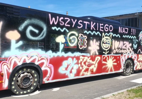 Kolorowy autobus wyjedzie na ulice Jeleniej Góry z okazji Dnia Dziecka