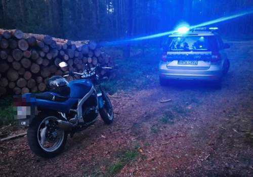 Kierował motocyklem pomimo dożywotniego zakazu oraz pod wpływem środków zabronionych. Policjanci ujawnili także narkotyki