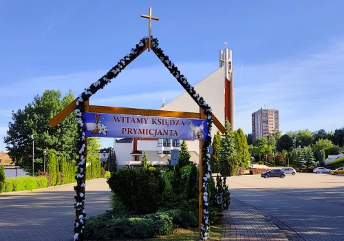 Bramy powitalne, udekorowane świątynie i modlitwy za przyszłych kapłanów – parafie szykują się na prymicje