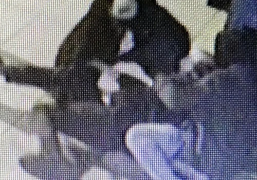 Brutalny rozbój na Chmielnej. Napadli na 32-latka, gdy wypłacał pieniądze z bankomatu