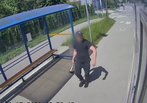 Wymachiwał siekierą, a potem uderzył. Zatrważające sceny na przystanku. Pokazano nagranie