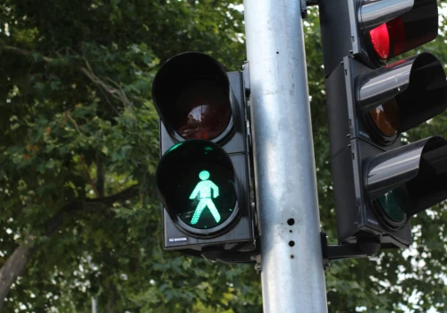Będzie bezpieczniej na Lubczyńskiej. Przy przejściu dla pieszych pojawi się sygnalizacja świetlna