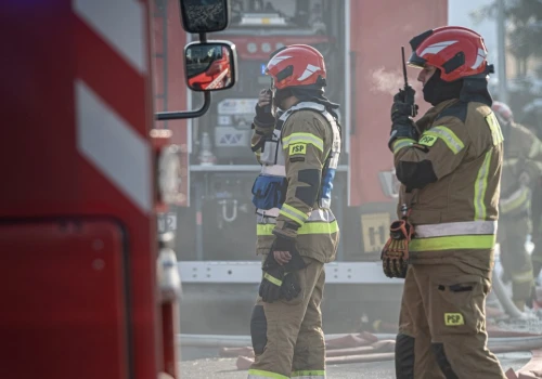 Duży pożar na składowisku odpadów. Czarny dym widoczny z wielu kilometrów
