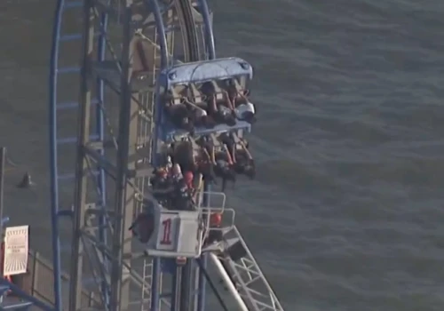 Sceny jak z horroru w wesołym miasteczku. Osiem osób utknęło na zepsutym rollercoasterze