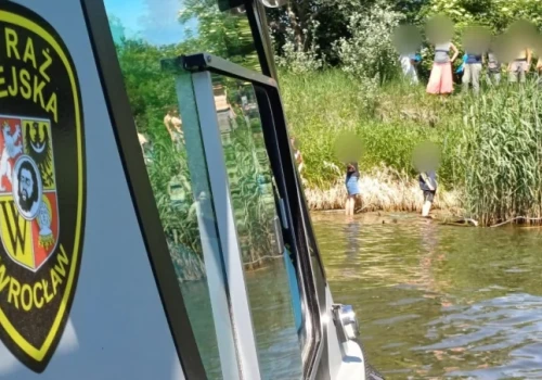Młodzież kąpała się w Odrze, gdzie rzeka ma 5 metrów głębokości!