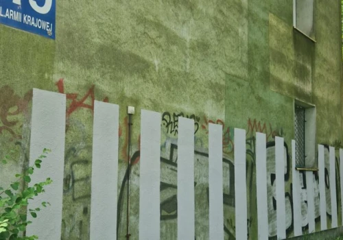 Bloki jak „kody kreskowe”! Czy to nietypowy sposób walki z graffiti ?