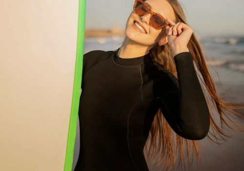 Zapomnij o skąpych bikini. Latem 2026 rządzi styl surfer girl. Szybko zdobył serca kobiet