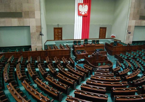 Szok na Okęciu. Poseł był tak pijany, że musiano wynieść go z samolotu