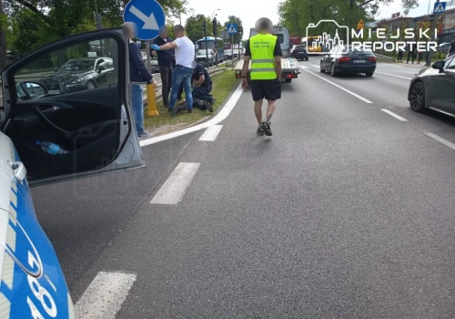 Skakał po dachu auta po kolizji czterech samochodów. Agresywny kierowca, pod wpływem środków, został zatrzymany