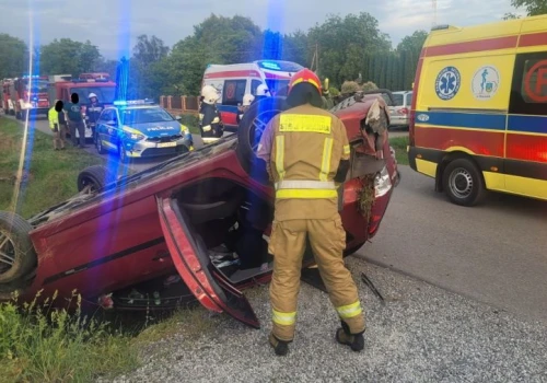 Wypadek na gminnej drodze. Wśród rannych dwoje dzieci
