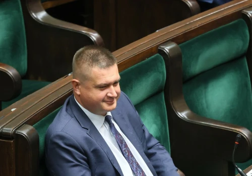 Poseł PiS wyniesiony z samolotu. Świadkowie zabrali głos, polityk tłumaczy