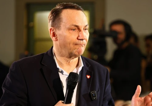 Sikorski przywołał Smoleńsk, ostrzegając Nawrockiego. Prawica aż wrze z oburzenia
